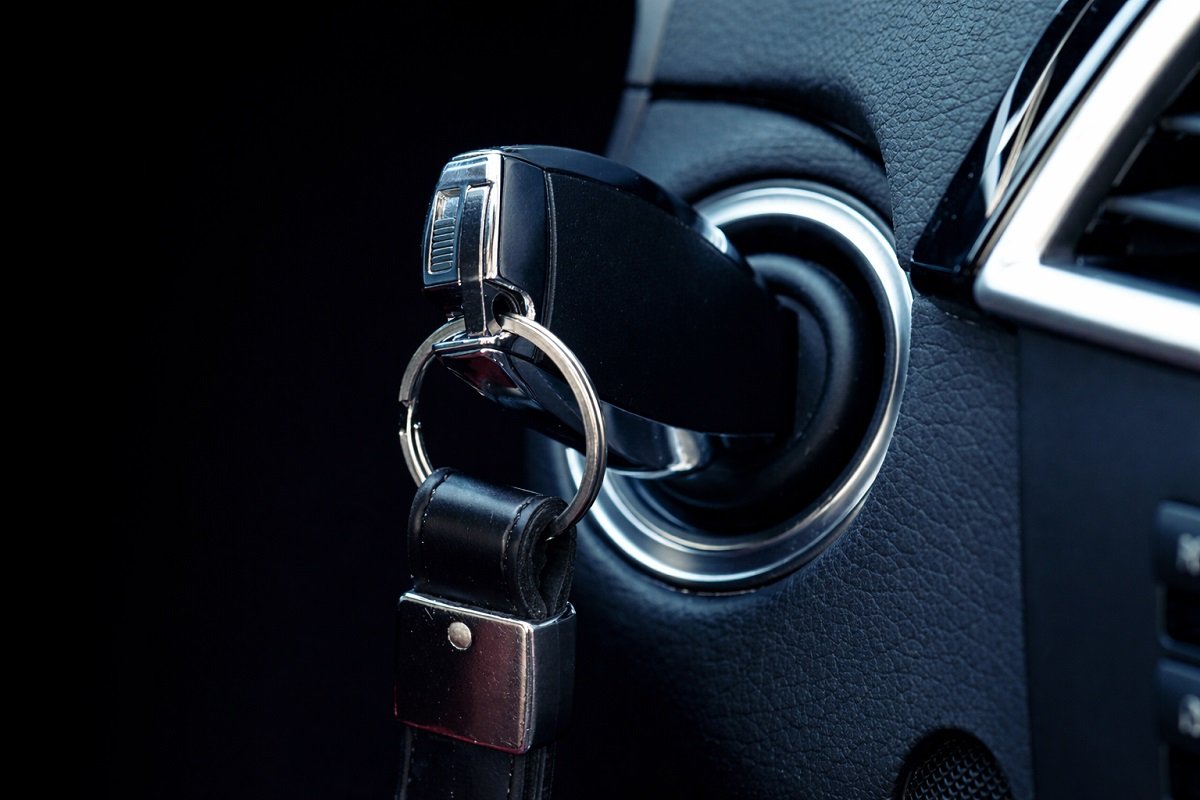 Ключ за автомобил, поставен в стартера на кола, детайл от интериора