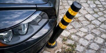 Метално ограничително колче до паркиран автомобил на тротоар във Варна, предназначено да възпрепятства навлизането на коли в пешеходна зона