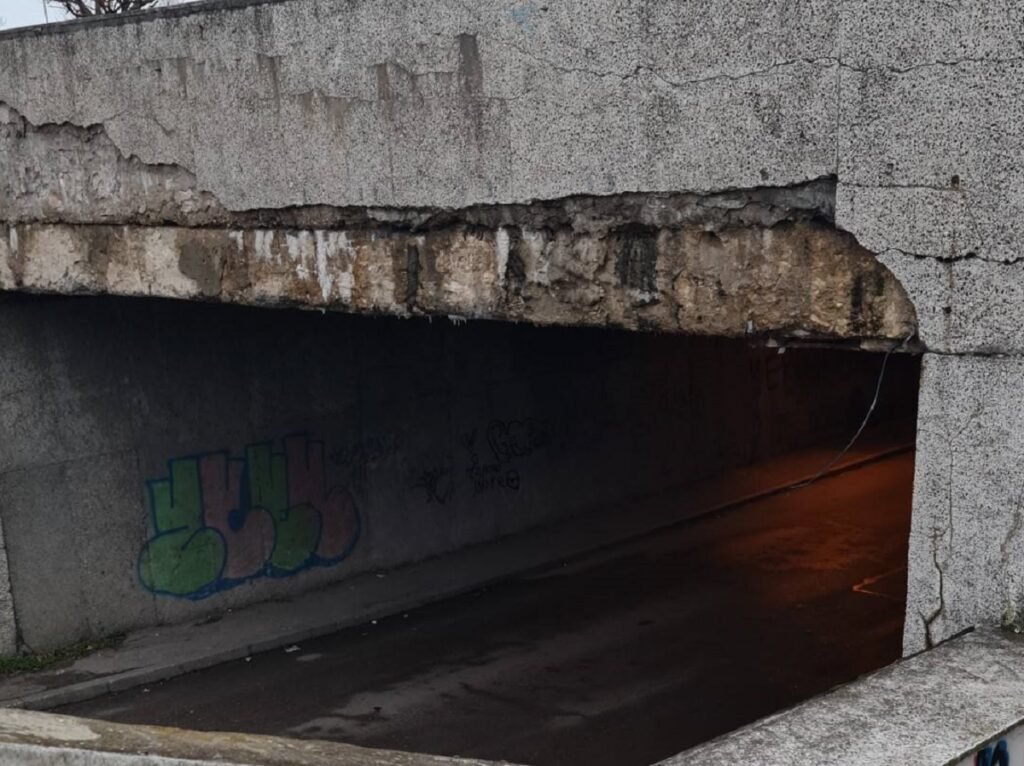 Рушащ се подлез при Спортна зала във Варна с компрометирана инфраструктура