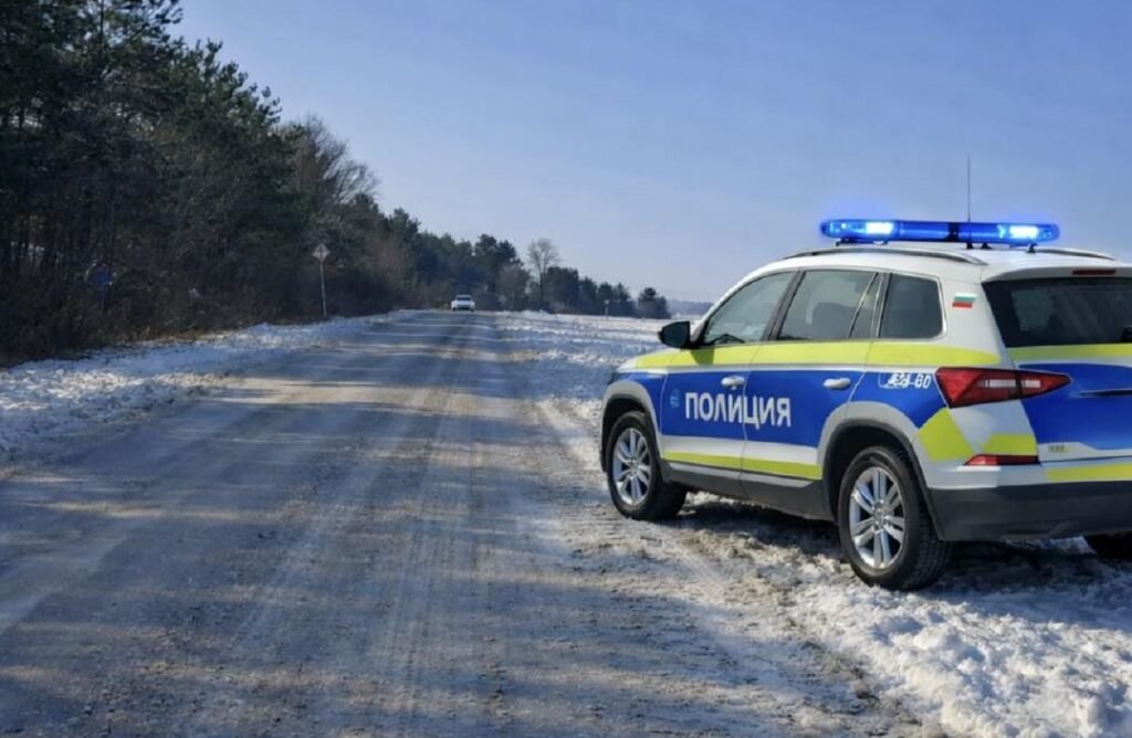 Заледен пътен участък в област Варна при зимни условия и снеговалеж