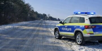 Заледен пътен участък в област Варна при зимни условия и снеговалеж