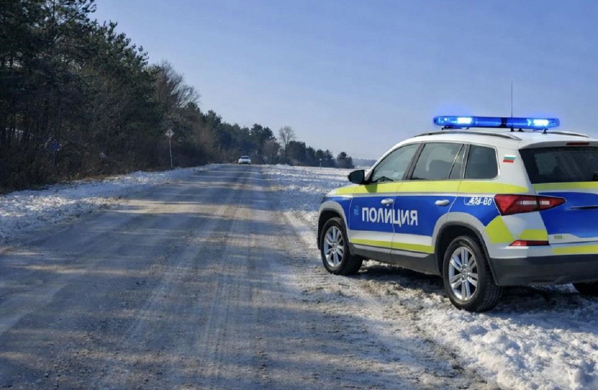 Заледен пътен участък в област Варна при зимни условия и снеговалеж