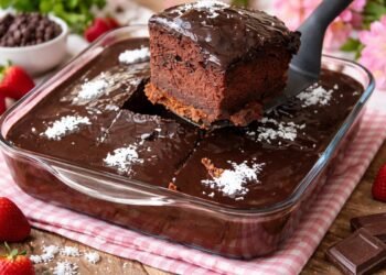 Шоколадов влажен кекс в боркам, нарязан на парчета и залят с шоколадов сос