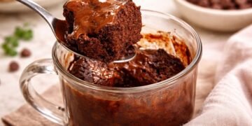 Шоколадов mug cake в стъклена чаша с разтопено шоколадово сърце