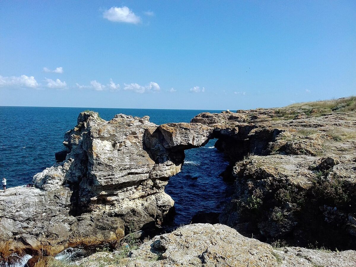 Скалният мост край Тюленово и крайбрежната туристическа зона в община Шабла