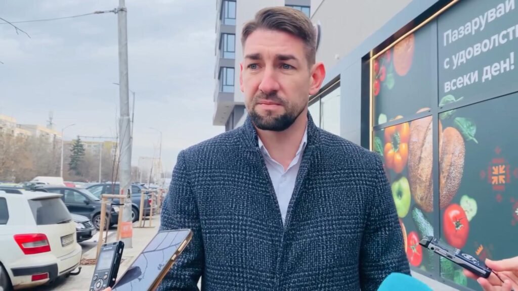 Служител на НАП дава изявление по повод проверка на цени