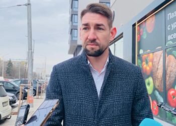 Служител на НАП дава изявление по повод проверка на цени