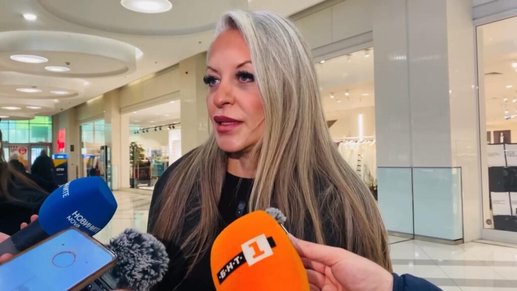 Инспектори на НАП извършват проверка в търговски обект във Варна във връзка с въвеждането на еврото