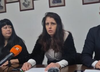 Майка държи детска играчка пред съдебна сграда – символ на битка за родителски права и нарушено съдебно решение