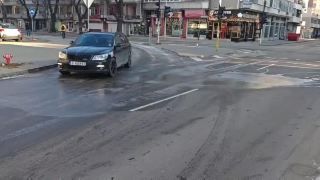 Заледена пътна настилка на ул. „Г. Бенковски“ и ул. „Д-р Пискюлиев“ във Варна