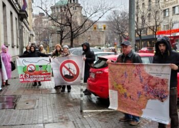 Протест на жители на Вълчи дол пред Върховния административен съд срещу ветрогенераторите