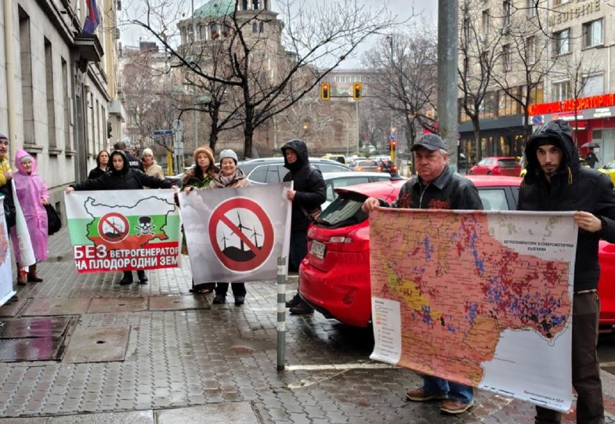 Протест на жители на Вълчи дол пред Върховния административен съд срещу ветрогенераторите