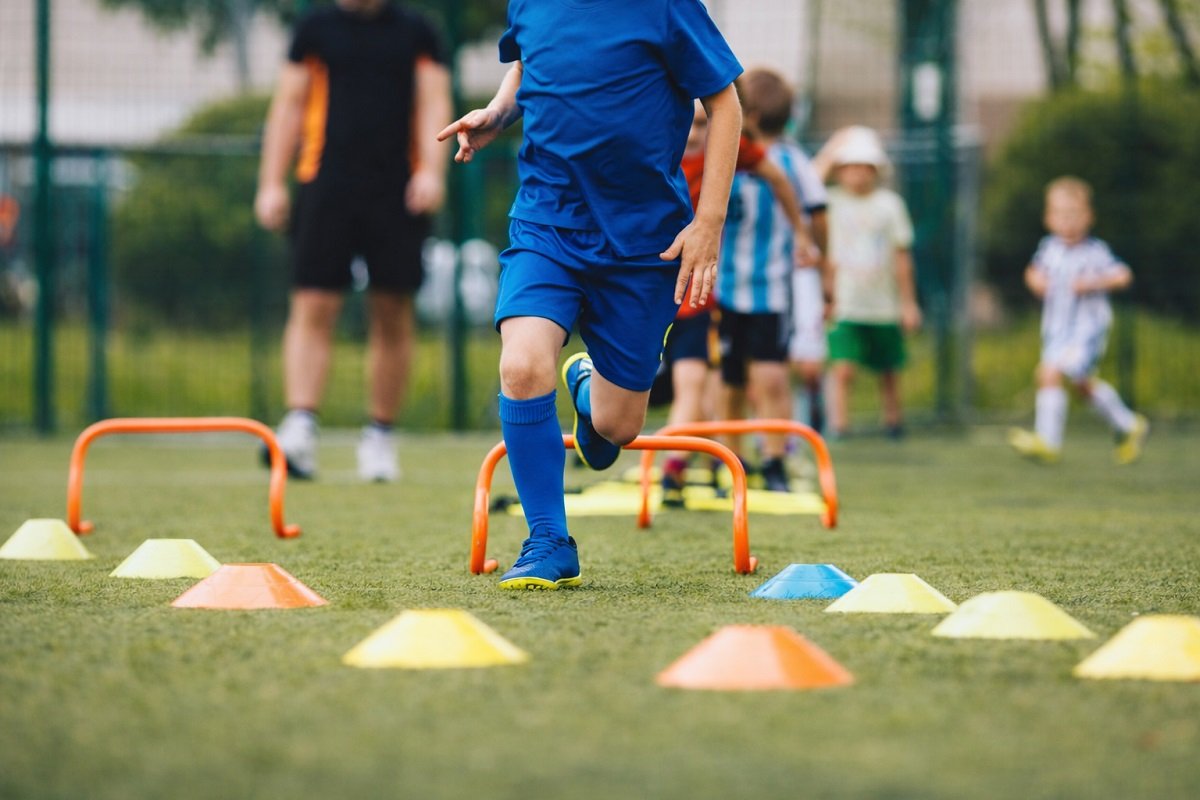 Деца в предучилищна възраст участват в организирани двигателни и спортни упражнения в детска градина