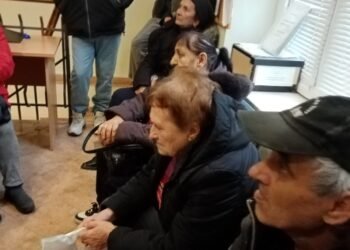 Възрастни и болни хора окупираха НОИ във Варна, след като не получиха пенсиите си