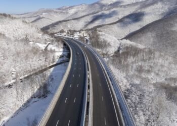 Шофьорите да тръгват с автомобили, готови за зимни условия. Утре прогнозите са за валежи от дъжд и сняг, възможни са поледици