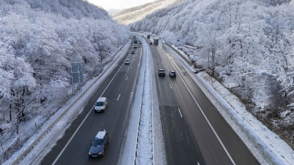 Снегопочистващи машини обработват републикански път при зимни условия