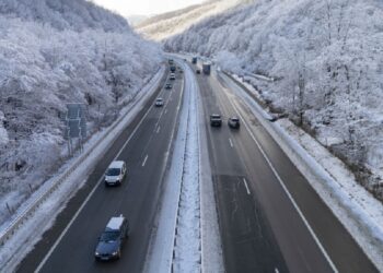 Снегопочистващи машини обработват републикански път при зимни условия