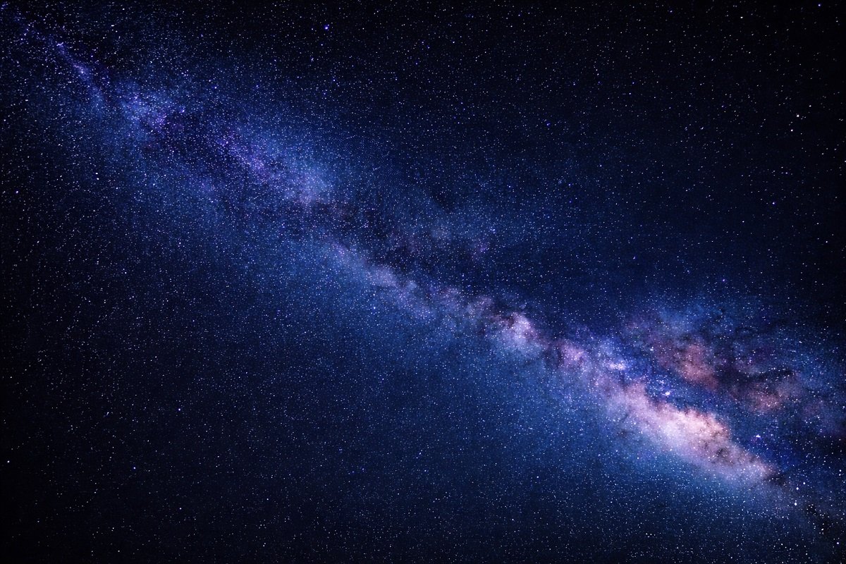 Реалистично изображение на Млечния път с милиони звезди и ярки галактични облаци, разположени диагонално в тъмно нощно небе, с дълбочина и хоризонтална композиция.