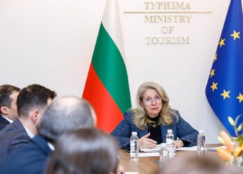 Министър Ирена Георгиева на среща с туристическия бранш преди старта на сезона