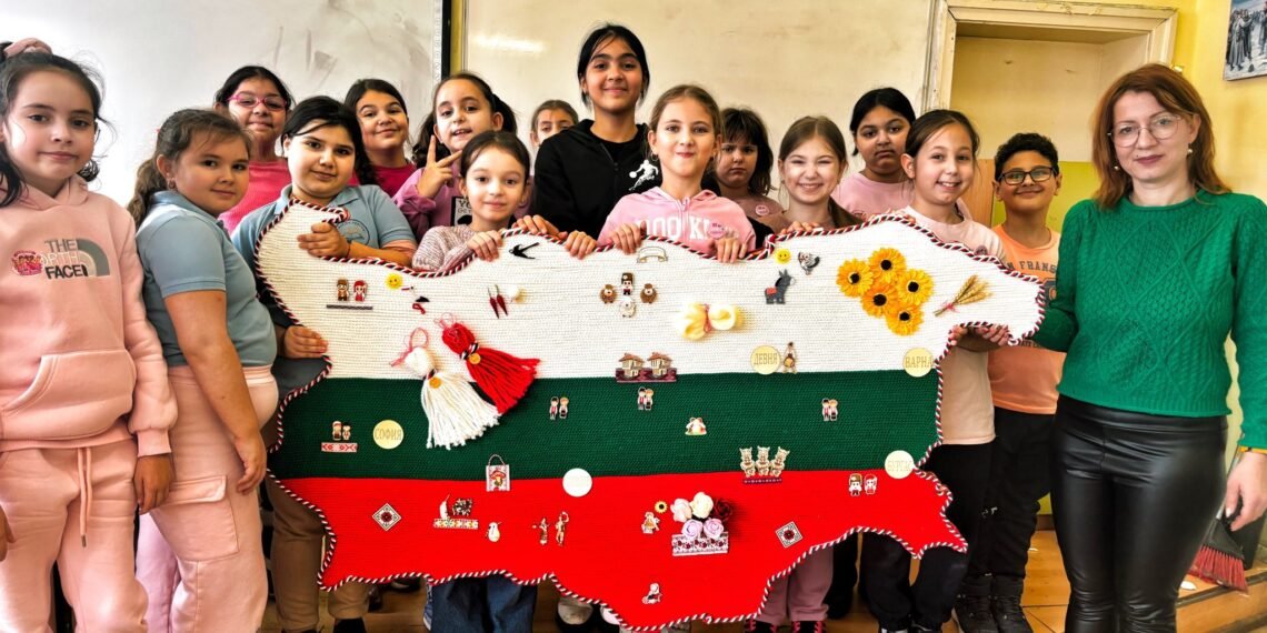 Варненка със златни ръце и деца с добри сърца от Девня изработиха уникална карта на България в помощ на болно момиче (ВИДЕО)