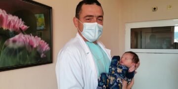 Акушер-гинеколог с новородено в неонатологията след раждане