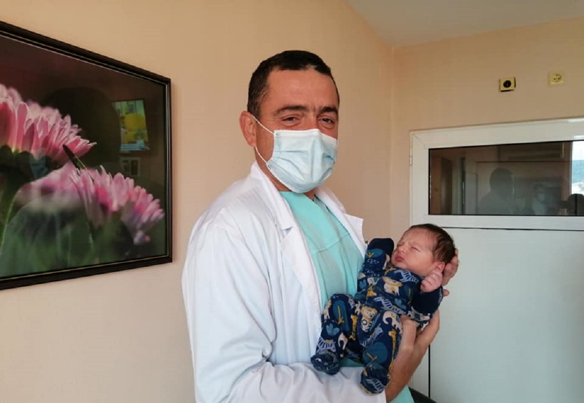 Акушер-гинеколог с новородено в неонатологията след раждане