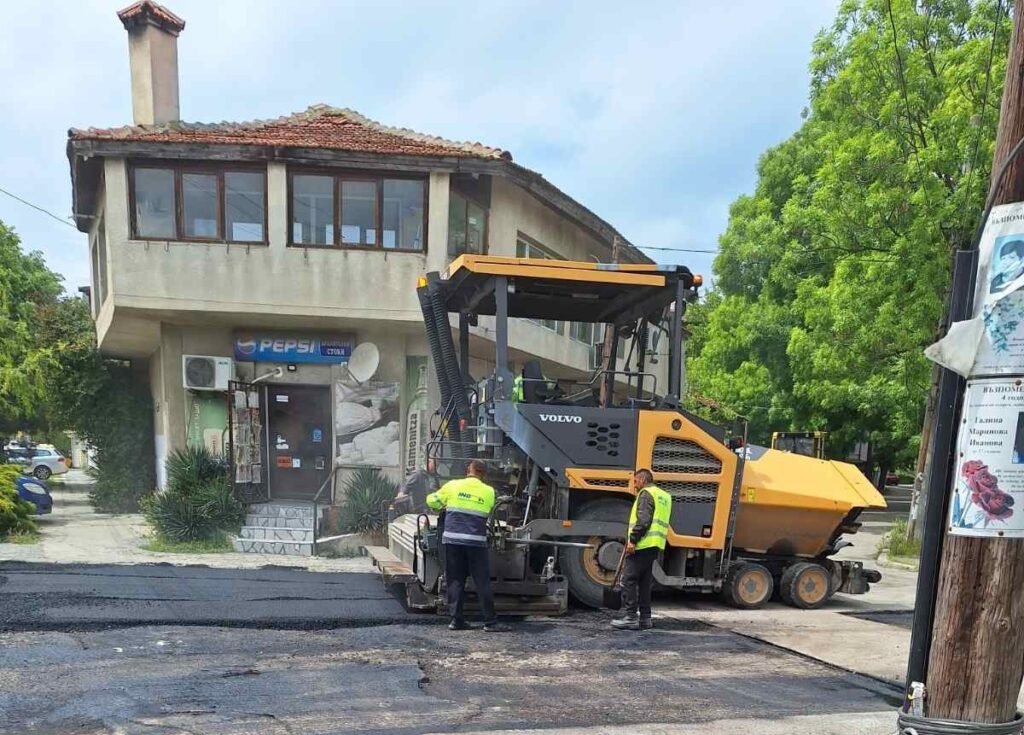 Полагане на асфалт и ремонтни дейности в централната част на Варна