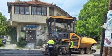 Полагане на асфалт и ремонтни дейности в централната част на Варна