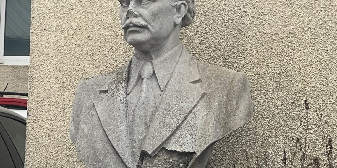 Реликва от соца “дреме” в двор около изоставената фабрика “Христо Ботев” във Варна