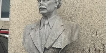 Реликва от соца “дреме” в двор около изоставената фабрика “Христо Ботев” във Варна