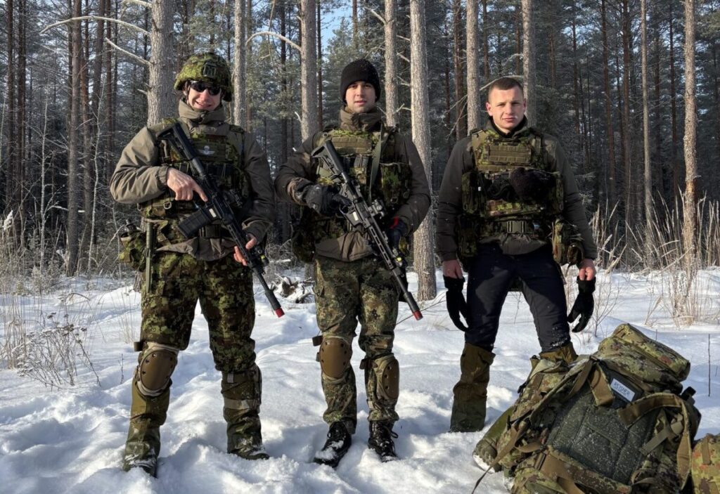 Курсанти по време на международно зимно военно обучение в Естония