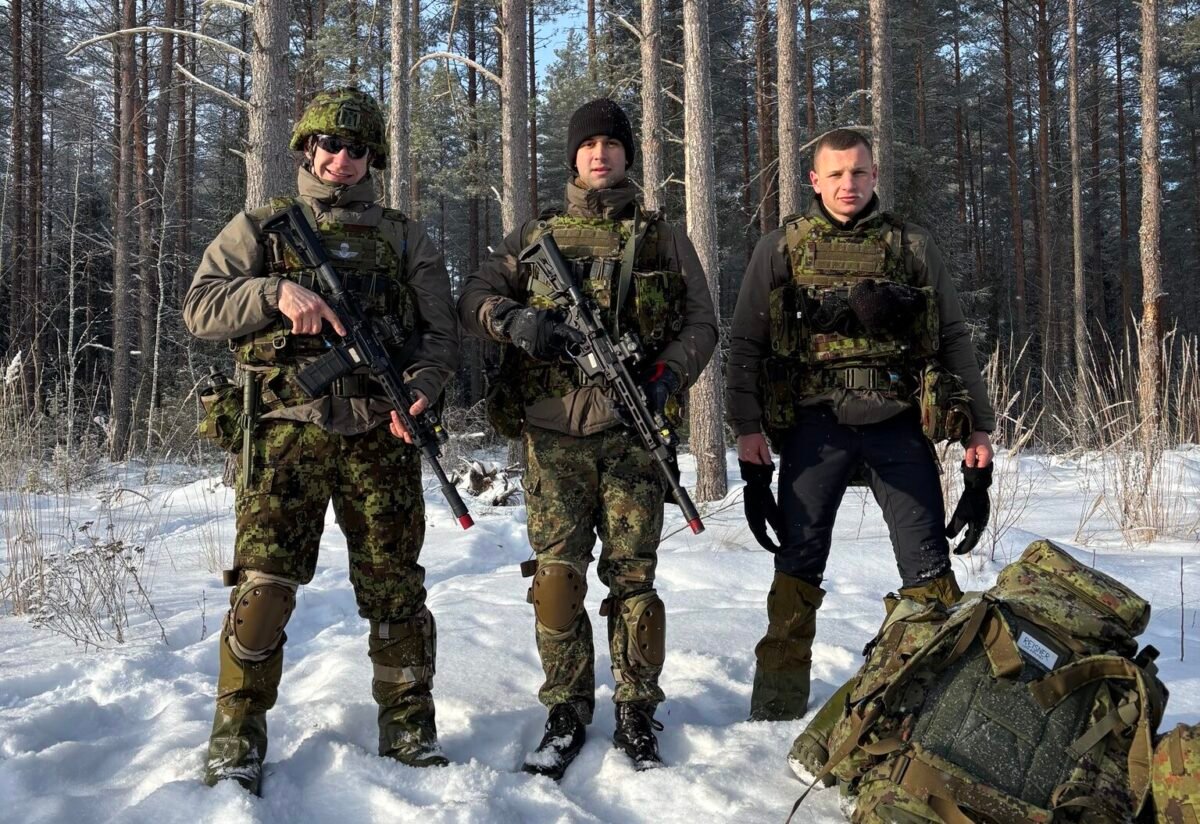 Курсанти по време на международно зимно военно обучение в Естония