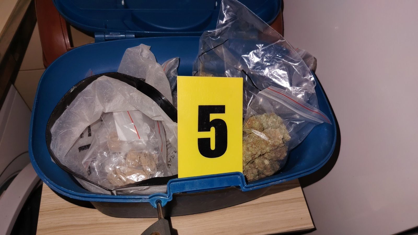 Полицейска акция срещу наркоразпространението във Варна, при която са иззети различни наркотични вещества