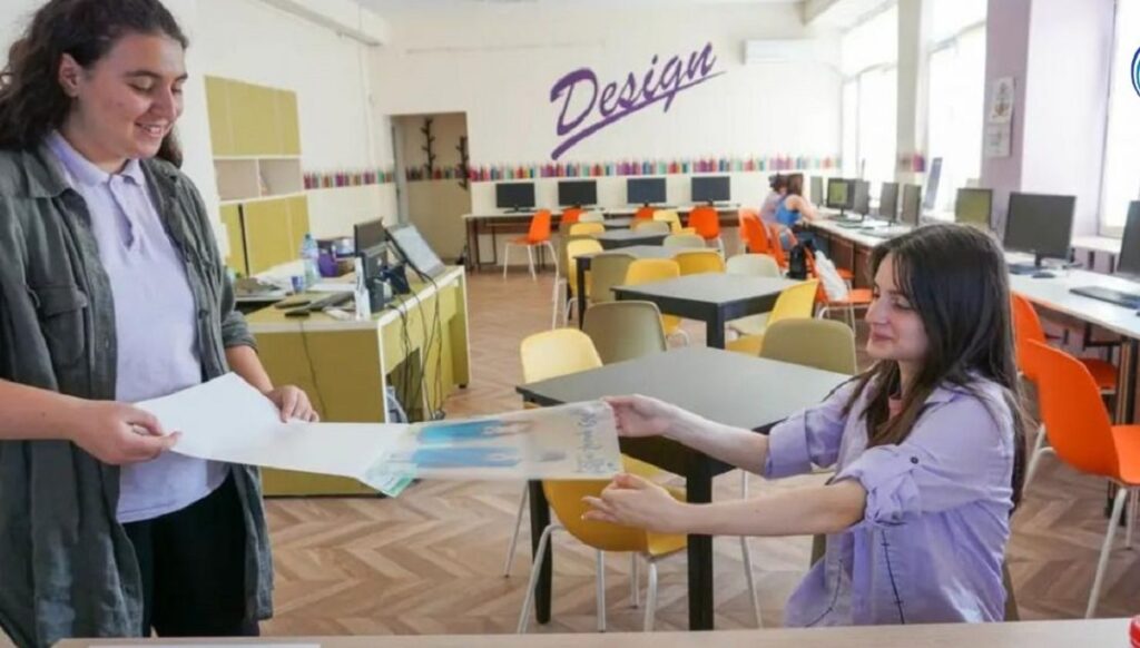 Ученици от Варна по време на обучение по графичен дизайн