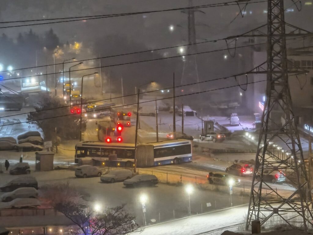 Закъсал автобус във Варна заради заледена пътна настилка след снеговалеж