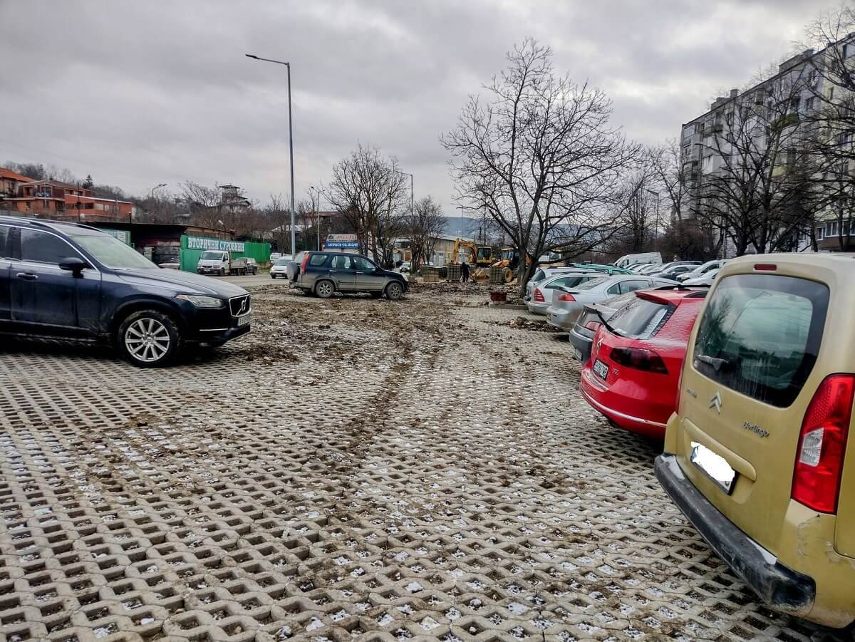 Зелени площи във Варна, използвани за паркиране на автомобили