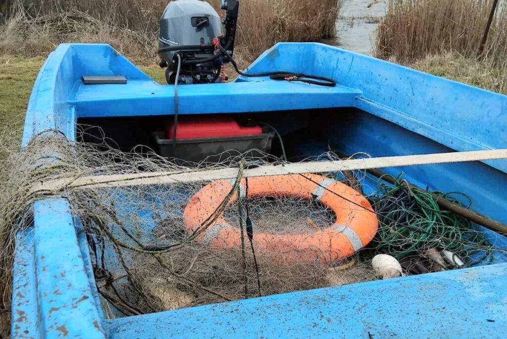 Инспектори на ИАРА изваждат хрилни мрежи от езерото Дуранкулак при проверка по вода