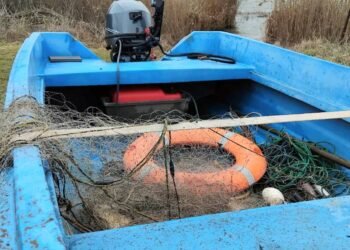 Инспектори на ИАРА изваждат хрилни мрежи от езерото Дуранкулак при проверка по вода