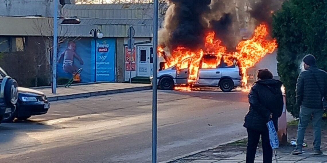 Кола пламна като факла на паркинг пред супермаркет в Девня