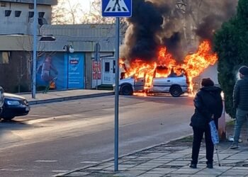 Кола пламна като факла на паркинг пред супермаркет в Девня