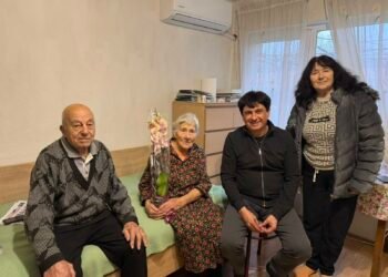 Кметът на Дългопол връчва поздравителен адрес на семейство с над 60 години брак