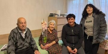 Кметът на Дългопол връчва поздравителен адрес на семейство с над 60 години брак