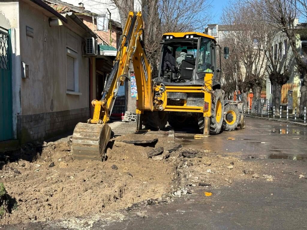 Ремонтни дейности по улица в район „Аспарухово“ с багер и изкоп на тротоарна настилка