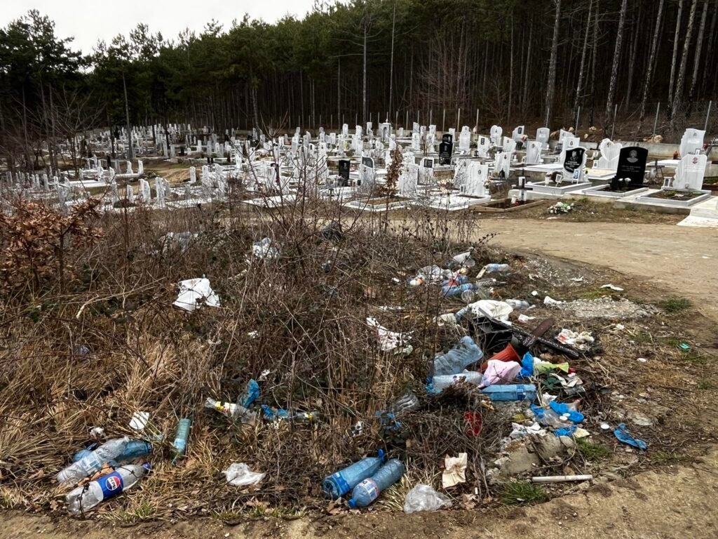 Доброволци почистват района край Аладжа манастир във Варна