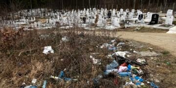 Доброволци почистват района край Аладжа манастир във Варна