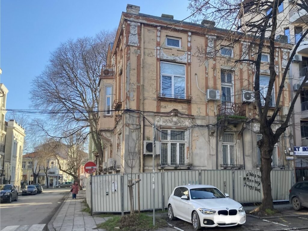 Оградена тротоарна площ около сграда – недвижима културна ценност в центъра на Варна