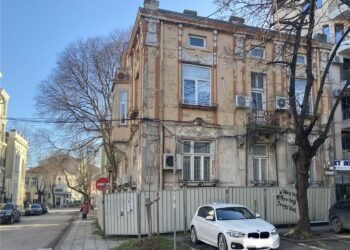 Оградена тротоарна площ около сграда – недвижима културна ценност в центъра на Варна