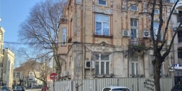 Оградена тротоарна площ около сграда – недвижима културна ценност в центъра на Варна