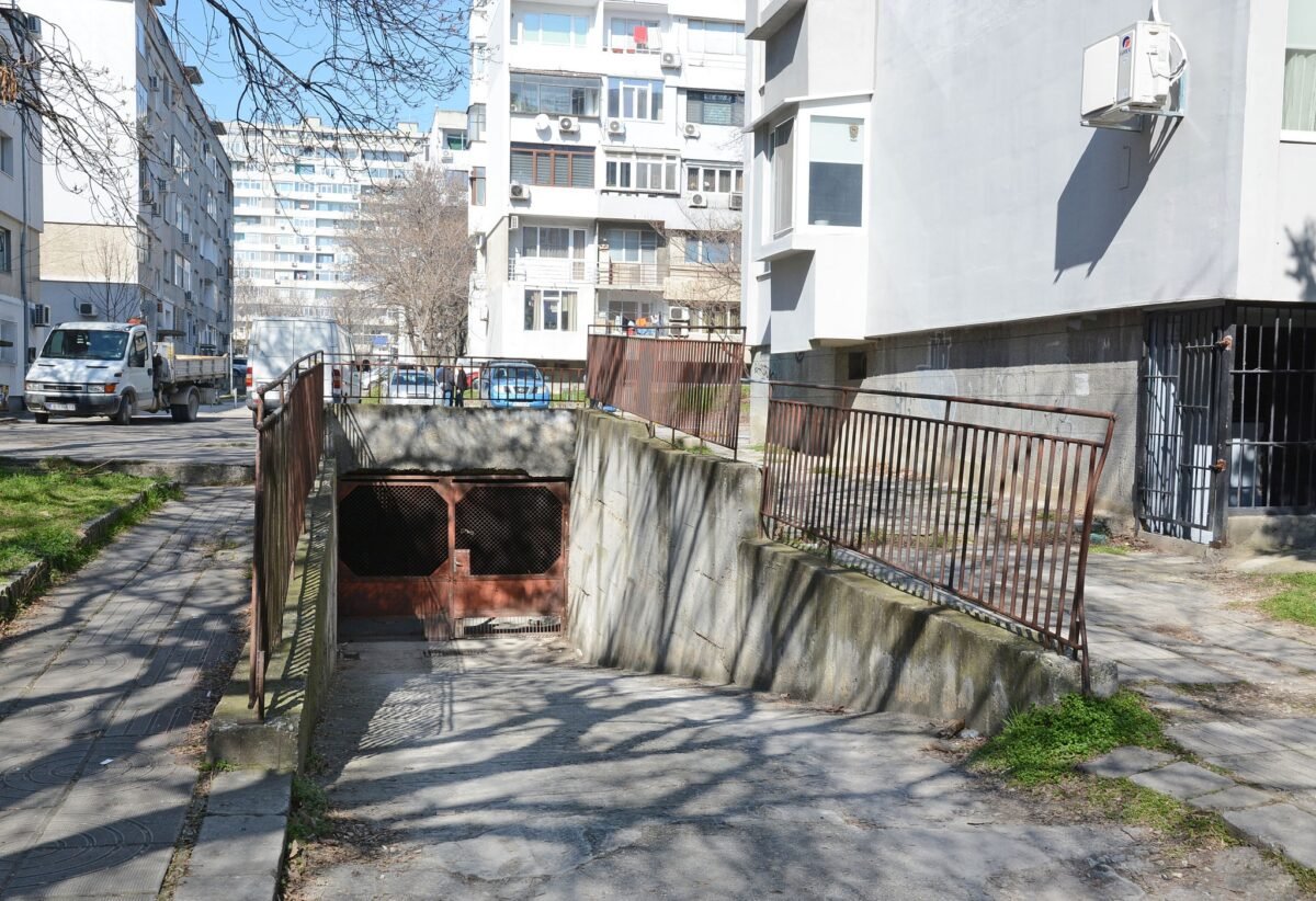 Подземният паркинг на ул. „Македония“ №124 във Варна в опасно състояние – издадена заповед за укрепване