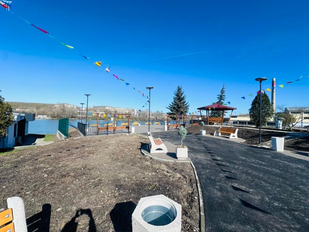 Нова крайезерна паркова зона в Белослав с алеи, пейки и беседки край Варненско-Белославското езеро